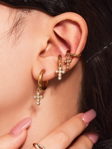 Vue détaillée des boucles d'oreilles croix plaquées or 18k avec zircons 5A brillants