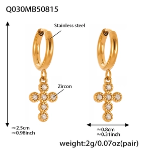 Détail des boucles d'oreilles croix en acier doré avec zircon et dimensions du produit