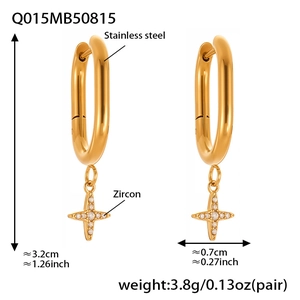 Détail de boucles d'oreilles dorées en acier inoxydable avec étoiles en zircon et mesures