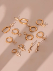 Vue détaillée de boucles d'oreilles croix en or avec oxydes de zirconium 5A