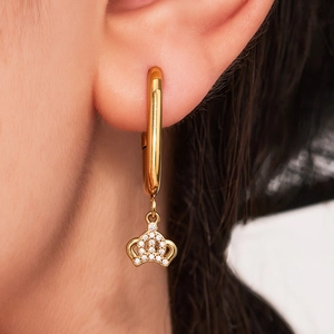 U-förmige Kronen-Zirkonia-Ohrringe aus 18k vergoldetem Edelstahl für elegante Damen