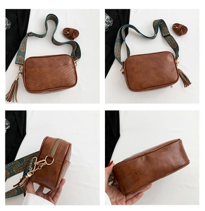 Vues détaillées du sac bandoulière vintage marron avec couture en V et large sangle fleurie