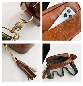 Vues détaillées du sac bandoulière en cuir avec sangle boho, pompon et poches internes