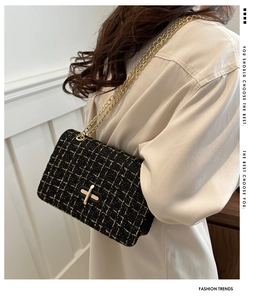 Sac bandoulière en tweed noir chic avec chaîne dorée porté par un mannequin élégant