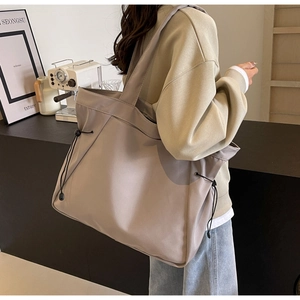 Détail du grand sac cabas en nylon imperméable avec cordon de serrage latéral réglable