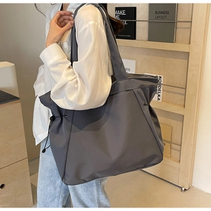 Détail du grand sac cabas en nylon gris anthracite avec cordon de serrage latéral