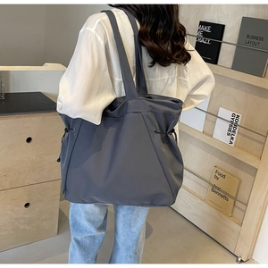 Grand sac cabas chic en nylon gris foncé avec cordons de serrage sur les côtés
