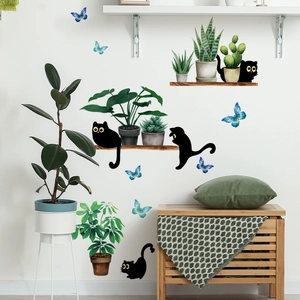 Detail der selbstklebenden Wandaufkleber mit schwarzen Katzen und grünen Topfpflanzen