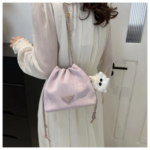 Detailansicht der hellvioletten Kordelzug-Beuteltasche mit Kette und Plüschanhänger