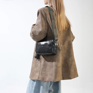 Sac bandoulière rétro en cuir noir avec large sangle bohème tissée colorée et à franges