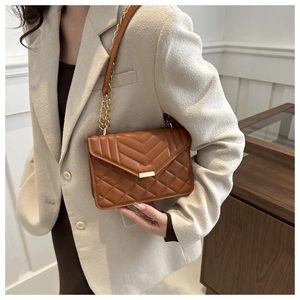 Sac bandoulière matelassé marron avec chaîne dorée et design élégant à rabat enveloppe