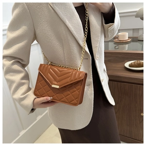 Sac bandoulière matelassé marron avec chaîne dorée et coutures élégantes en forme de V