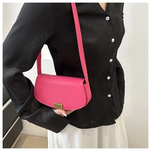 Chic pink saddle bag in faux leather with gold buckle and slim strap for women