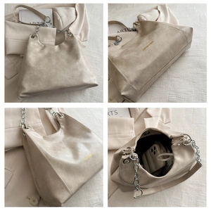 Dettagli della borsa tote beige con tracolla a catena, logo e ampio spazio interno