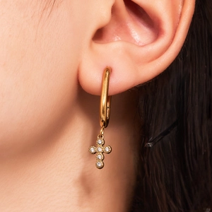 Boucles d'oreilles croix scintillantes avec zircon 5A et plaqué or 18 carats