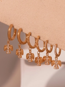 Detail von 18 Karat vergoldeten Schmetterlings und Engelsohrringen mit Zirkonia Besatz