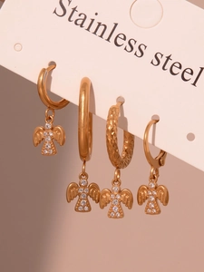 Makroansicht der 4-teiligen goldenen Edelstahl-Ohrring-Sets mit Engelsflügel-Anhängern