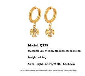 Detailansicht der goldenen Engelsflügel-Ohrringe mit Zirkonia-Steinen und Edelstahlbasis