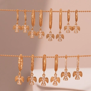Creolen-Set mit 18k Roségold-Beschichtung, Kristall-Engelsanhängern und Zirkonia-Steinen