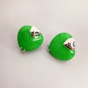 Elegante 18K vergoldete Herz-Ohrstecker mit leuchtend grünen herzförmigen Edelsteinen