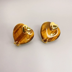 18K vergoldete Herz-Ohrstecker mit natürlichem Tigerauge-Stein im geschichteten Design