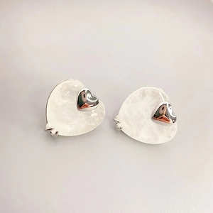 Herz-Ohrstecker 18K vergoldet mit cremefarbenem Edelstein und kleinem Silber-Inlay