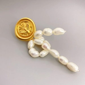 Vintage Artificial Baroque Pearl Brooch Pin For Women Alloy Golden Medal Bee Crown Relief French Style Elegant Jewelry Accessory