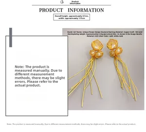 Détail de boucles d'oreilles fleurs à pompons plaquées or avec tiges en argent S925