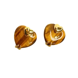 Vintage Ohrstecker mit 18K Goldauflage, Tigerauge-Herz und eingelegtem goldenen Herz-Detail