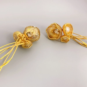 Boucles d'oreilles fleurs tissées dorées avec perles et zircons, design creux 3D