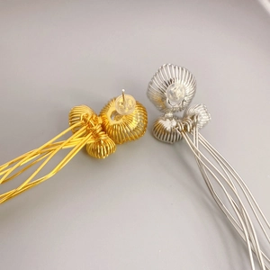 Boucles d'oreilles pendantes à pampilles en métal or et argent avec design lanterne