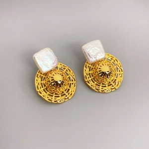 Detailed view of Baroque square pearl stud earring with golden woven mesh base