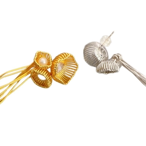 Boucles d'oreilles élégantes en or et argent, motif fleurs avec perles et franges