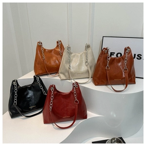 Eleganti borse hobo in morbida ecopelle in cinque colori con tracolla a catena e stile retrò
