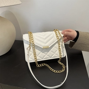 Sac bandoulière matelassé blanc avec chaîne dorée et coutures en V pour femme