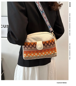 Détail de broderie ethnique et bandoulière colorée sur sac en toile