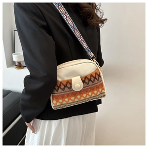Sac coquille ethnique en toile brodée avec bandoulière tissée colorée sur mannequin