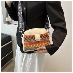 Détail de la broderie géométrique et de la bandoulière tissée colorée du sac ethnique