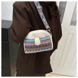 Détail du sac bandoulière en toile bohème avec broderie colorée et large sangle