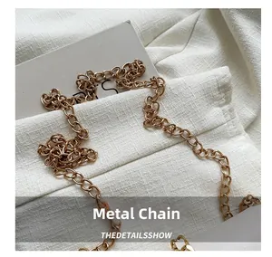 Detail of the golden metal chain strap with O-shaped links for straw woven handbags