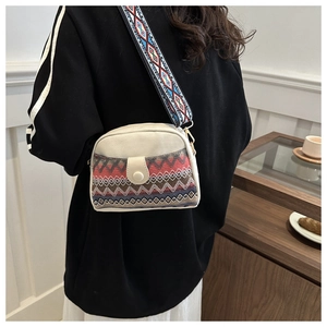Petit sac bandoulière ethnique avec motif tissé et large sangle colorée pour femme