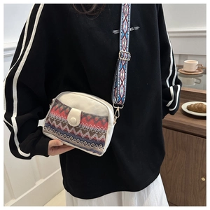 Sac bandoulière en toile ethnique avec sangle bohème colorée et design coquille rétro