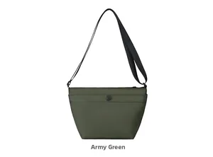Vista frontal del bolso bandolera de nailon verde militar con correa ajustable y botón de presión