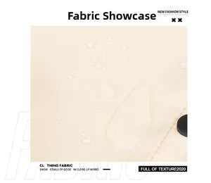 Primer plano de tela Oxford impermeable mostrando gotas de agua en el bolso beige