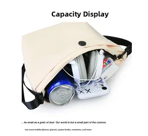Vista detallada de la capacidad del bolso bandolera blanco con espacio para el móvil