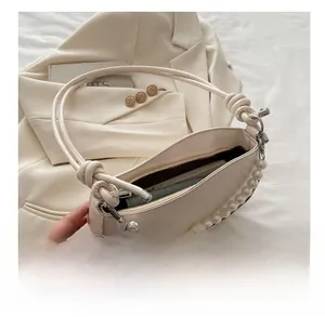 Vue intérieure du sac à bandoulière en PU crème avec bandoulière perle et espace téléphone