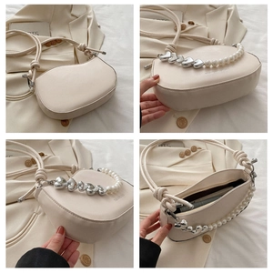 Détail du sac bandoulière tendance en PU avec perles et garnitures en cœur argenté