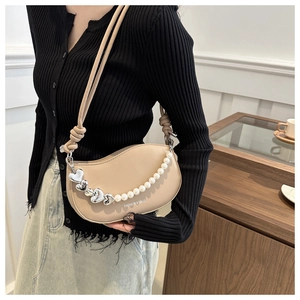 Sac demi-lune en similicuir beige avec chaîne en perles et bandoulière à nœud élégante