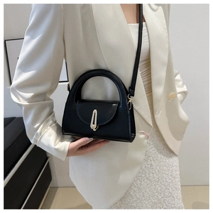 Elegante schwarze Umhängetasche mit goldener geometrischer Schnalle für Büro-Outfits