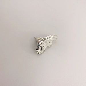 Élégantes boucles d'oreilles asymétriques argentées en queue de poisson au fini texturé